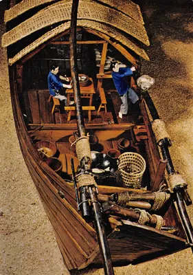 Stern d'un junk à coque courbée — détail d'un bateau en bois avec rames et équipement — éditeur : Crown Printers Limited, Brighouse, Yorkshire