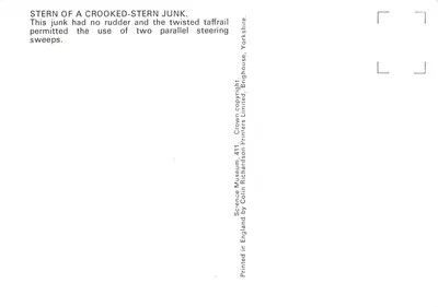 Stern d'un junk à coque courbée — détail d'un bateau en bois avec rames et équipement — éditeur : Crown Printers Limited, Brighouse, Yorkshire — पीछे