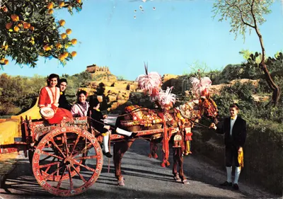 Charrette sicilienne — décorée de plumes et de fruits, avec passagers — éditeur Carretto siciliano
