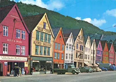 Bergen. Bryggen — quai hanséatique avec maisons colorées et voitures d'époque — éditeur Normanns Kunstforlag AS
