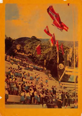 Artek — Hissage des pavillons des Nations — éditeur Crimée en Artek, photo S. Zolotarova
