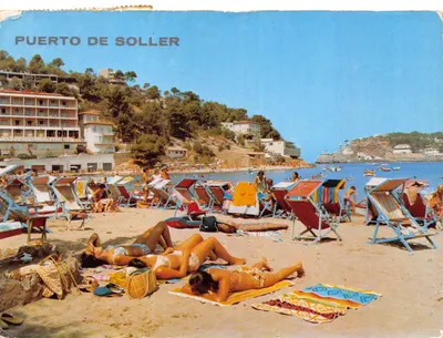 Puerto de Soller — plage animée avec chaises longues et hôtel en arrière-plan — éditeur Grabado en colores naturales por el procedimiento ICARIA graf