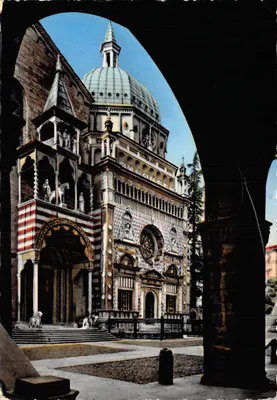 Bergame — Basilique de S. Maria Maggiore vue par un arc — Éd. Muzio, P.za Napoli 32 - Milano