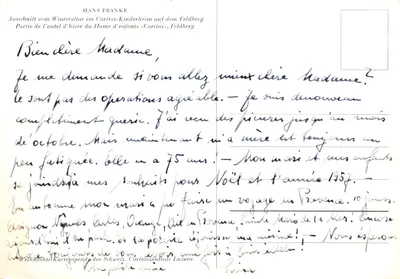 Homme en robe verte — scène intérieure d'une cabane en bois — éditeur Weihachts-Kartenspende der Schweiz, Caritaszentrale Luzern — पीछे