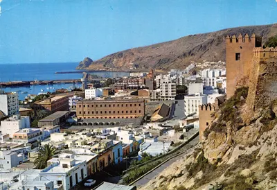 Almería — vue partielle de la côte méditerranéenne avec la tour de la citadelle — Grupo de Vendedores de Prensa
