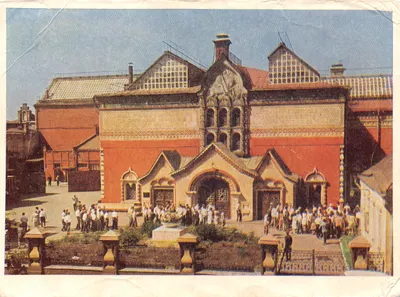 Galerie Tretiakov — façade principale avec foule — éditeur « Pravda »