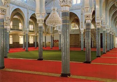 Intérieur de la nouvelle mosquée — Algérie, Médea — éditeur Société Nationale d'Édition et de Diffusion, n° 30/114