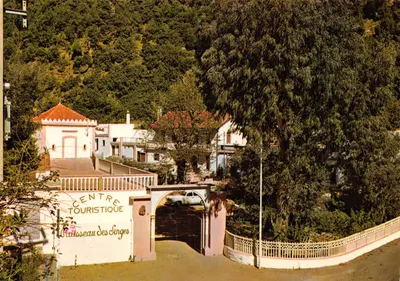 Centre Touristique Ruisseau des Singes — entrée avec arches et voiture vintage — éditeur Société Nationale d'Édition et de Diffusion - Algérie