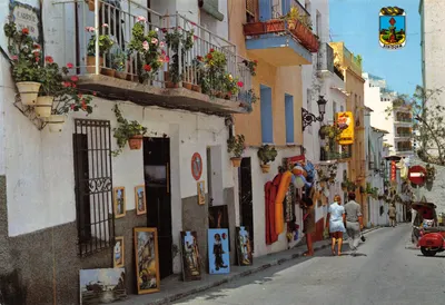 BENIDORM — rue typique avec balcons fleuris et peintures — éditeur Hnos. Galiana, n° 25
