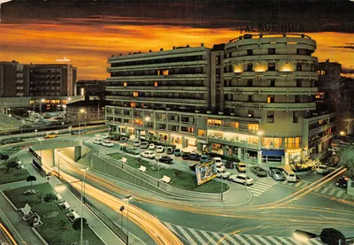 Palace Hotel — vue nocturne avec circulation et panneau 'Camerlengo' — éditeur G.M. Milano