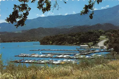Lake Cachuma, California — vue du lac et des montagnes — photo Woody Gillette