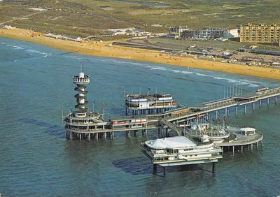 Scheveningen — Vue aérienne du phare et du quai de plaisance — éditeur gebr. spanjersberg