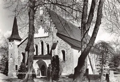 Sigtuna. Mariakyrkan — église en briques avec clocher à flèche, éditeur PRESSEPYRAM, n° 23148
