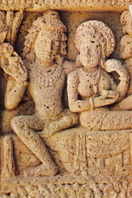 Relief sculptural — scène de deux figures assises — Produced by Maharashtra Tourism Development Corporation