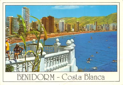 Benidorm - Costa Blanca — vue panoramique de la plage et des bâtiments avec deux personnes sur un balcon — éditeur POSTALES Benidorm S.L. N.122