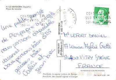 Benidorm - Costa Blanca — vue panoramique de la plage et des bâtiments avec deux personnes sur un balcon — éditeur POSTALES Benidorm S.L. N.122 — पीछे