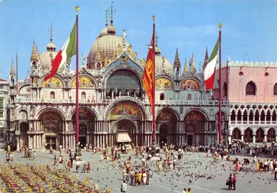 Piazza San Marco — Basilique Saint-Marc et drapeaux italiens — éditeur Fotoedizioni Brunner & C., n° 60-0174
