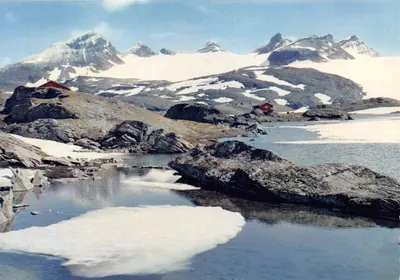 Smørstabbreen - Jotunheimen — glacier et montagnes enneigées, cabanes rouges — éditeur MEXICHROME, n° 3243/24