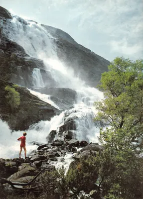 Langfoss — cascade spectaculaire dans les montagnes — éditeur Knut Aune Kunstforlag