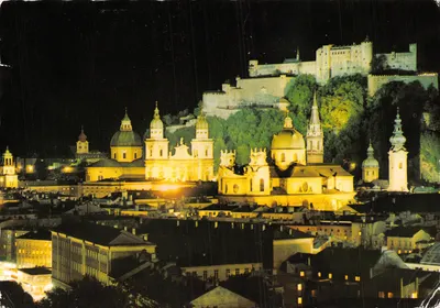 Salzbourg — vue nocturne de l'Altstadt et de la Festung illuminés — MM-Verlag Salzburg