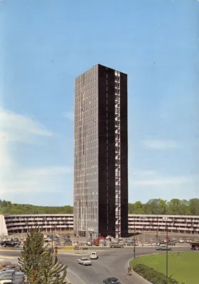 Stockholm. Wenner-Gren Center — bâtiment moderne avec parking circulaire — éditeur Ultrafotolaget AB, Solna