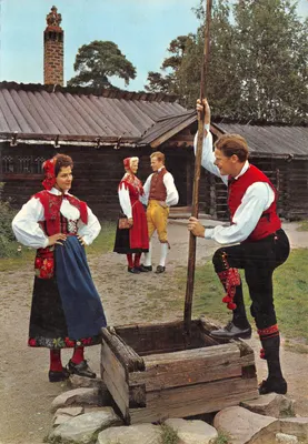 Costumes traditionnels suédois — scène de puits à Skansen — Färgfoto G. Trimboli, n° 132/5
