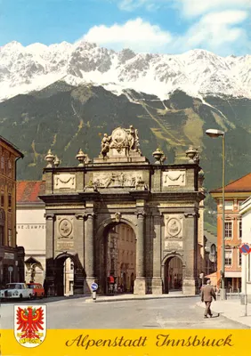 Alpenstadt Innsbruck — Triumphpforte avec montagnes enneigées — éditeur HE.CAMPE