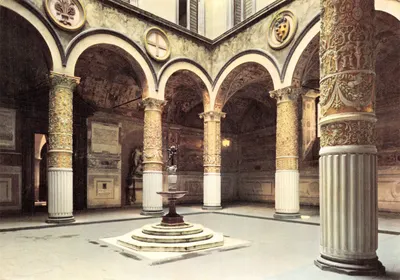 Cour intérieure du Palazzo Vecchio — vue du jardin central avec fontaine et colonnes décorées — éditeur Casa Editrice Gino Giusti, Firenze