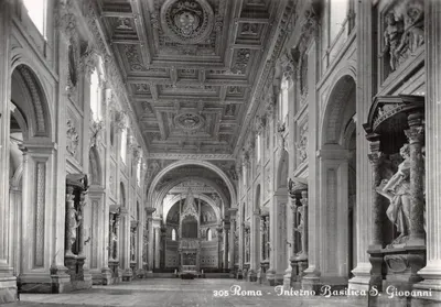 Roma - Interno Basilica S. Giovanni — vue intérieure de la basilique avec décor sculpté et orgue
