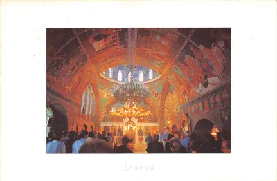 Intérieur d'une église byzantine — fresques et chandeliers — ANAKALYCH PRODUCTIONS