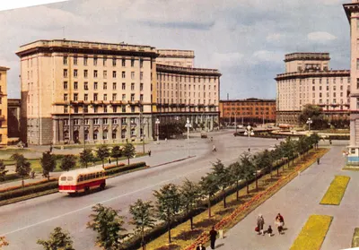 Leningrad. Komsoomol'skaya Square — vue panoramique des bâtiments et d'une rue avec un autobus rouge et blanc — éditeur « Печ. Двор », n° M-40489-65