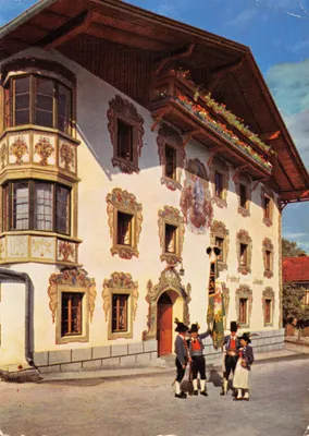 Gasthaus Altwirt in Rum — bâtiment traditionnel alpin orné de motifs et de fleurs, avec trois personnages en costume local — éditeur Vogelweiderhof, n° 22