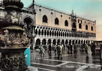 Vénétie - Palazzo Ducale — vue de la place avec fontaine ornée d'un lion et d'un aigle, éditeur « La Diffusion » n°142