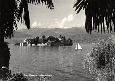 Lago Maggiore: ISOLA BELLA — vue de l'île avec montagnes enneigées et voile blanc, éditeur Fotoleedizioni Alfredo Paulion, n°9