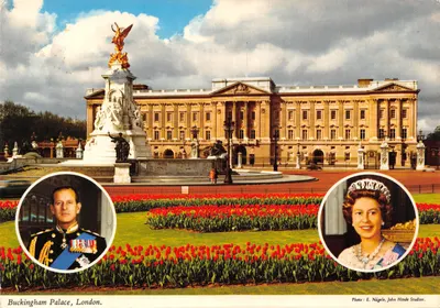 Buckingham Palace, London — vue avec le monument de la Victoire et portraits de la reine et du prince Philip — Photo : E. Nägele, John Hinde Studios
