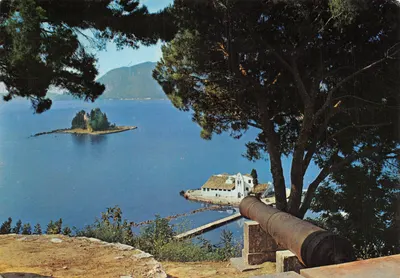 Corfou — Vue depuis le canon vers Pontikonissi — Éditeur DELTA