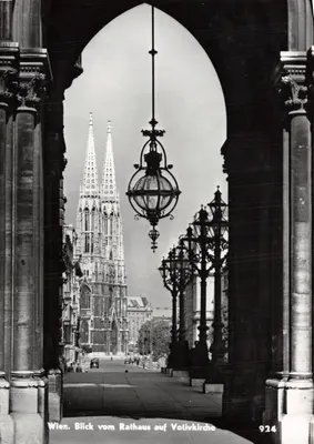 Vienne. Vue du Rathaus sur la Votivkirche — éditeur H. Assmann, n° 924