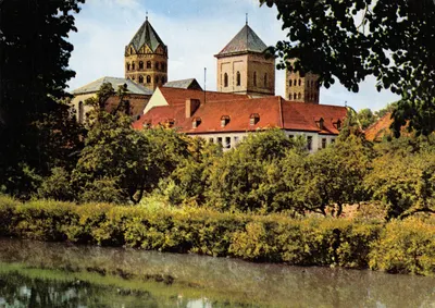 Osnabrück. Dom — vue du dom avec deux tours et toits rouges, encadrée par des arbres et un cours d'eau — éditeur Cramer's Kunstanstalt KG, Dortmund, n° Os 507