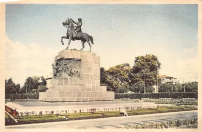 Monument Atatürk — statue équestre sur piédestal orné de bas-reliefs — éditeur DOĞAN KARDEŞ KARTPOSTALLARI, n° 3.R.114