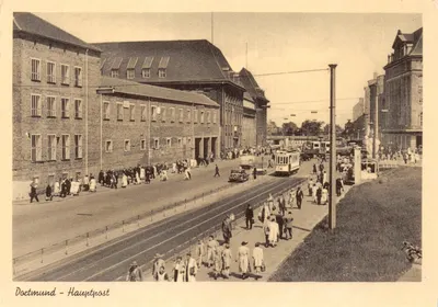 Doetinchem - Hauptpost — vue de la rue avec tramway et bâtiments