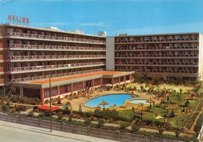 Hôtel Helios — vue de l'édifice avec piscine — éditeur Koloropator