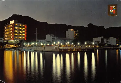 Puerto Pollensa — vue nocturne du port avec hôtel illuminé — Éditions FISA, n° 2211