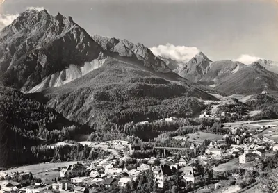 Bad Scuol-Tarasp-Vulpera — vue panoramique du village et des montagnes avec le Piz Pisoc — Photographie Feuerstein, Scuol-Tarasp