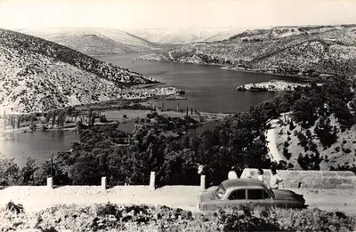 Lac de Skradin — vue panoramique avec voiture et visiteurs — éditeur Vjesnik Zagreb