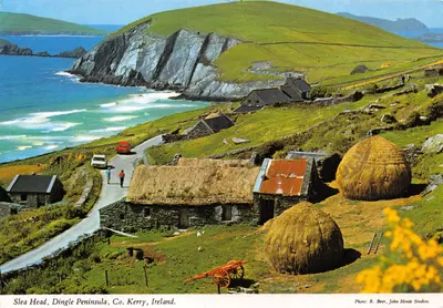 Slea Head, Dingle Peninsula — vue côtière avec maisons en pierre et gerbes de foin — Photo R. Beer, John Hinde Studios