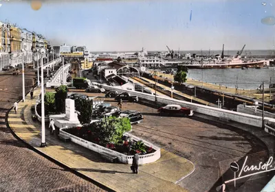 Alger — Boulevard Carnot et le Monument aux Morts aux Marins — éditeur GALLICE et Cie, Algiers