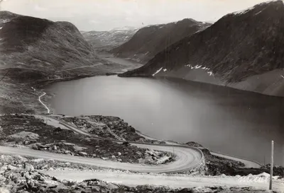 Vue du lac Dalsfjorden — route sinueuse au pied des montagnes — éditeur Mitter & Co. n° 2913/55