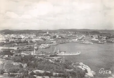 Kristiansand S. — vue du port et de la ville avec église — Eberh. B. Oppia Kunstforlag, Oslo, n° 185