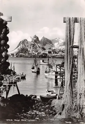 Reine i Lofoten — port de pêche avec montagnes enneigées — éditeur Eberh. B. Oppi, Oslo