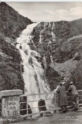 Stigfossen — cascade dans les montagnes norvégiennes — éditeur Enerett Honsdøle Bokhandel A/S, n° 2629/47